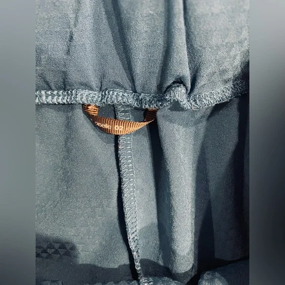 Oiselle women’s running shorts, teal color, size 2, unlined, elastic waistband - Picture 4 of 4